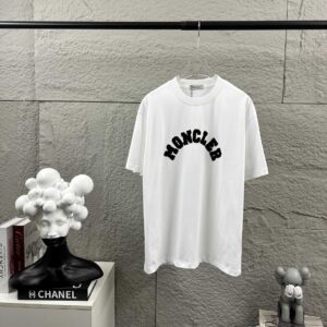 P75 Moncle* 蒙口*2026 春夏新款 经典图标字母贴绒工艺 定制双纱平纹纯棉面料 短袖T恤 男女同款 颜色：黑色 白色 尺码： S （90-130斤） M （120-150斤） L （140-165斤） XL （160-180斤） XXL （180-210斤）