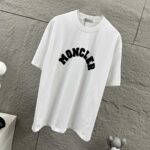 weigou_226598_1_45f7bb3aa0 P75 Moncle* 蒙口*2026 春夏新款 经典图标字母贴绒工艺 定制双纱平纹纯棉面料 短袖T恤 男女同款 颜色:黑色 白色 尺码: S (90-130斤) M (120-150斤) L (140-165斤) XL (160-180斤) XXL (180-210斤)