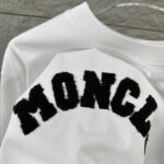 weigou_226598_6_987ad6ef28 P75 Moncle* 蒙口*2026 春夏新款 经典图标字母贴绒工艺 定制双纱平纹纯棉面料 短袖T恤 男女同款 颜色:黑色 白色 尺码: S (90-130斤) M (120-150斤) L (140-165斤) XL (160-180斤) XXL (180-210斤)