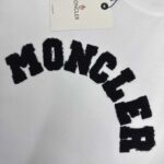 weigou_226598_8_47667cf86a P75 Moncle* 蒙口*2026 春夏新款 经典图标字母贴绒工艺 定制双纱平纹纯棉面料 短袖T恤 男女同款 颜色:黑色 白色 尺码: S (90-130斤) M (120-150斤) L (140-165斤) XL (160-180斤) XXL (180-210斤)