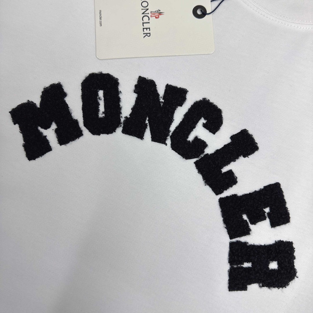 weigou_226598_8_47667cf86a P75 Moncle* 蒙口*2026 春夏新款 经典图标字母贴绒工艺 定制双纱平纹纯棉面料 短袖T恤 男女同款 颜色:黑色 白色 尺码: S (90-130斤) M (120-150斤) L (140-165斤) XL (160-180斤) XXL (180-210斤)