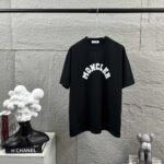 P75 Moncle* 蒙口*2026 春夏新款 经典图标字母贴绒工艺 定制双纱平纹纯棉面料 短袖T恤 男女同款 颜色：黑色 白色 尺码： S （90-130斤） M （120-150斤） L （140-165斤） XL （160-180斤） XXL （180-210斤）