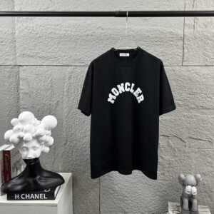 P75 Moncle* 蒙口*2026 春夏新款 经典图标字母贴绒工艺 定制双纱平纹纯棉面料 短袖T恤 男女同款 颜色：黑色 白色 尺码： S （90-130斤） M （120-150斤） L （140-165斤） XL （160-180斤） XXL （180-210斤）