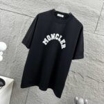 P75 Moncle* 蒙口*2026 春夏新款 经典图标字母贴绒工艺 定制双纱平纹纯棉面料 短袖T恤 男女同款 颜色：黑色 白色 尺码： S （90-130斤） M （120-150斤） L （140-165斤） XL （160-180斤） XXL （180-210斤）