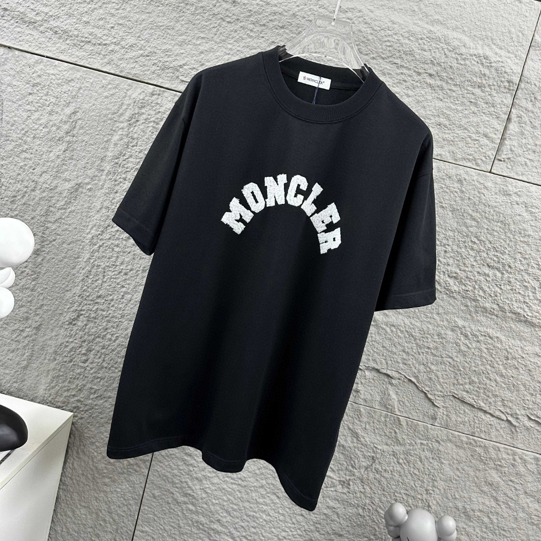 P75 Moncle* 蒙口*2026 春夏新款 经典图标字母贴绒工艺 定制双纱平纹纯棉面料 短袖T恤 男女同款 颜色：黑色 白色 尺码： S （90-130斤） M （120-150斤） L （140-165斤） XL （160-180斤） XXL （180-210斤）