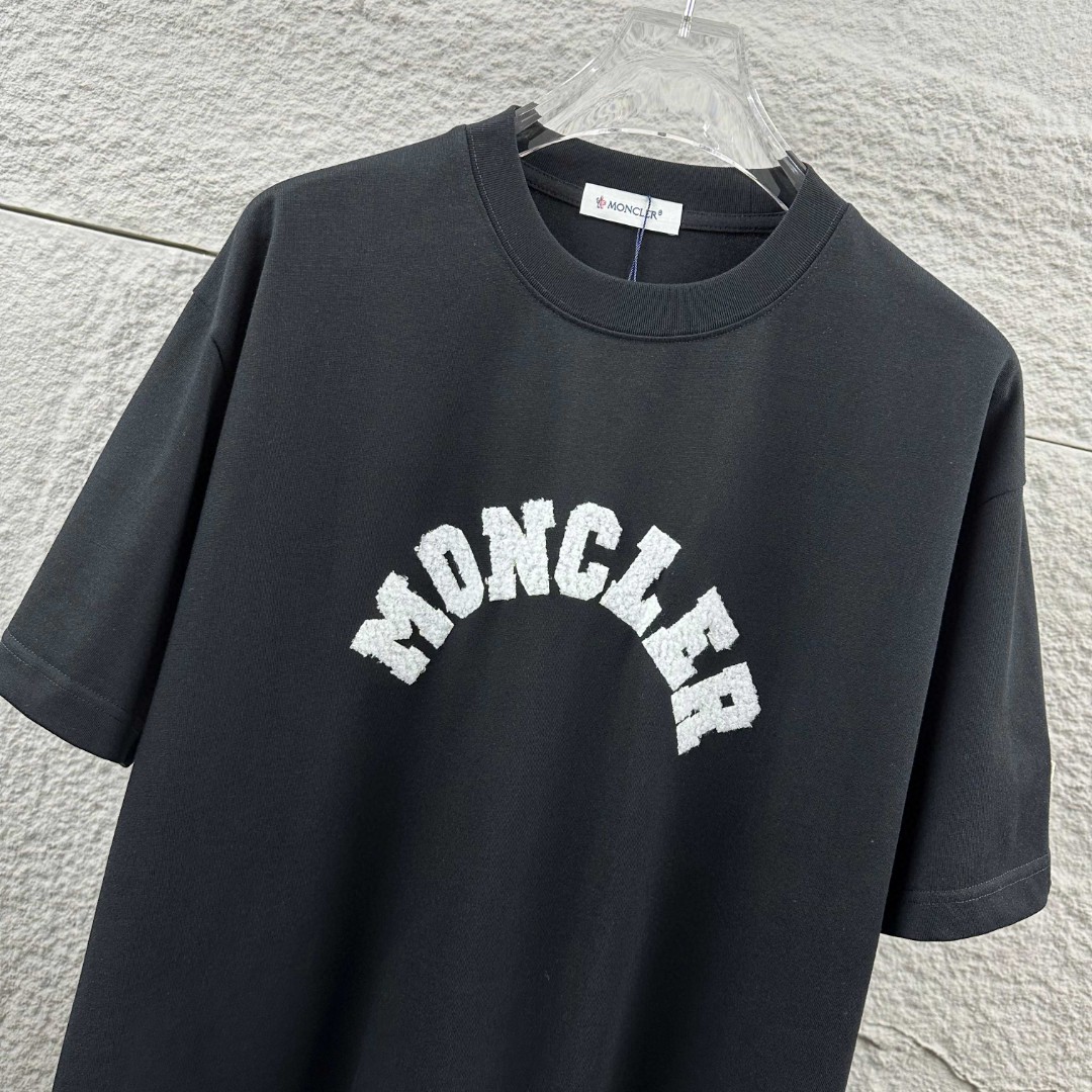 P75 Moncle* 蒙口*2026 春夏新款 经典图标字母贴绒工艺 定制双纱平纹纯棉面料 短袖T恤 男女同款 颜色：黑色 白色 尺码： S （90-130斤） M （120-150斤） L （140-165斤） XL （160-180斤） XXL （180-210斤）