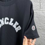 P75 Moncle* 蒙口*2026 春夏新款 经典图标字母贴绒工艺 定制双纱平纹纯棉面料 短袖T恤 男女同款 颜色：黑色 白色 尺码： S （90-130斤） M （120-150斤） L （140-165斤） XL （160-180斤） XXL （180-210斤）