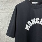 P75 Moncle* 蒙口*2026 春夏新款 经典图标字母贴绒工艺 定制双纱平纹纯棉面料 短袖T恤 男女同款 颜色：黑色 白色 尺码： S （90-130斤） M （120-150斤） L （140-165斤） XL （160-180斤） XXL （180-210斤）