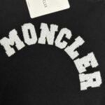 P75 Moncle* 蒙口*2026 春夏新款 经典图标字母贴绒工艺 定制双纱平纹纯棉面料 短袖T恤 男女同款 颜色：黑色 白色 尺码： S （90-130斤） M （120-150斤） L （140-165斤） XL （160-180斤） XXL （180-210斤）
