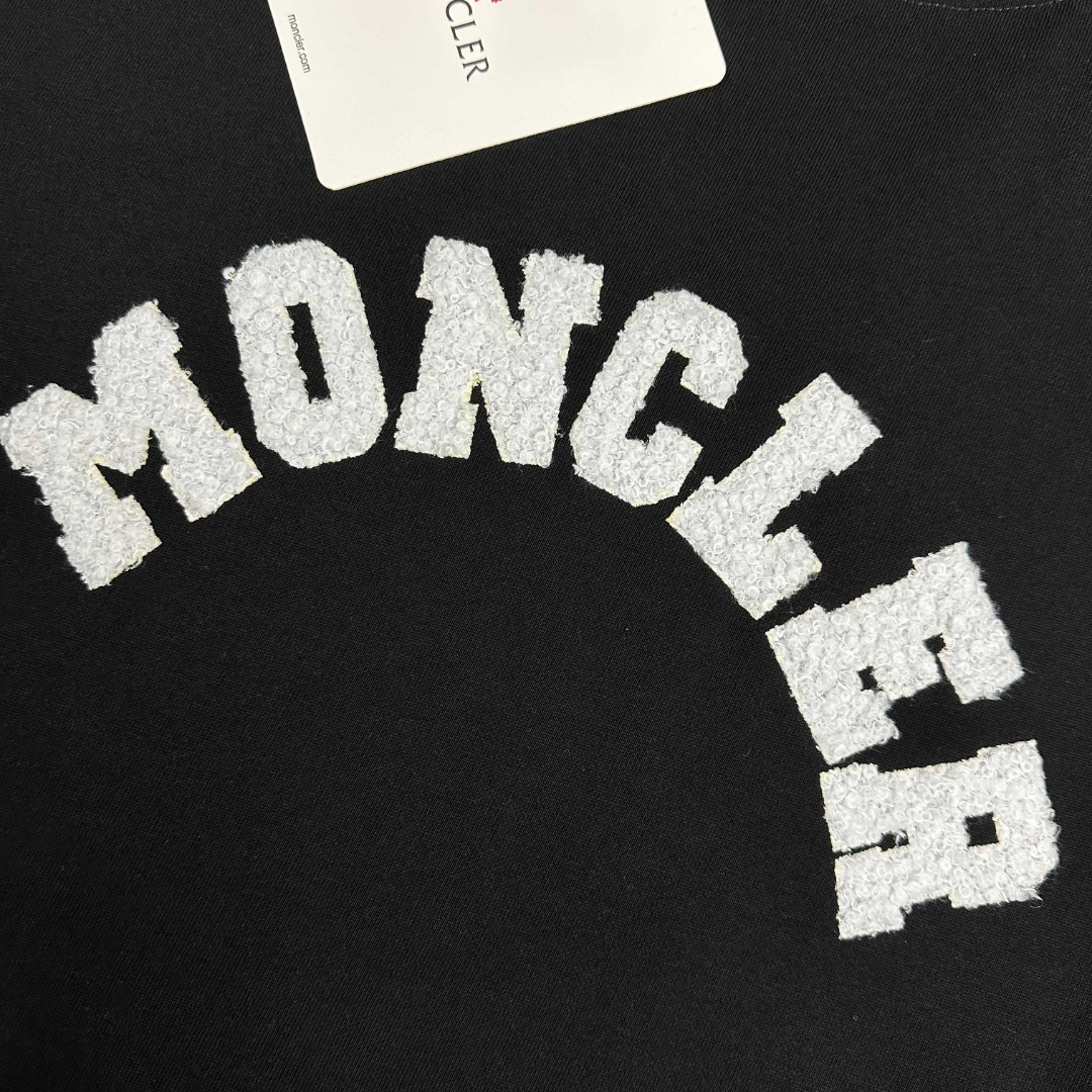 P75 Moncle* 蒙口*2026 春夏新款 经典图标字母贴绒工艺 定制双纱平纹纯棉面料 短袖T恤 男女同款 颜色：黑色 白色 尺码： S （90-130斤） M （120-150斤） L （140-165斤） XL （160-180斤） XXL （180-210斤）