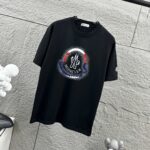 P75 Moncle* 蒙口*2026 春夏新款 经典图标字母烫画工艺 定制双纱平纹纯棉面料 短袖T恤 男女同款 颜色：黑色 白色 尺码： S （90-130斤） M （120-150斤） L （140-165斤） XL （160-180斤） XXL （180-210斤）