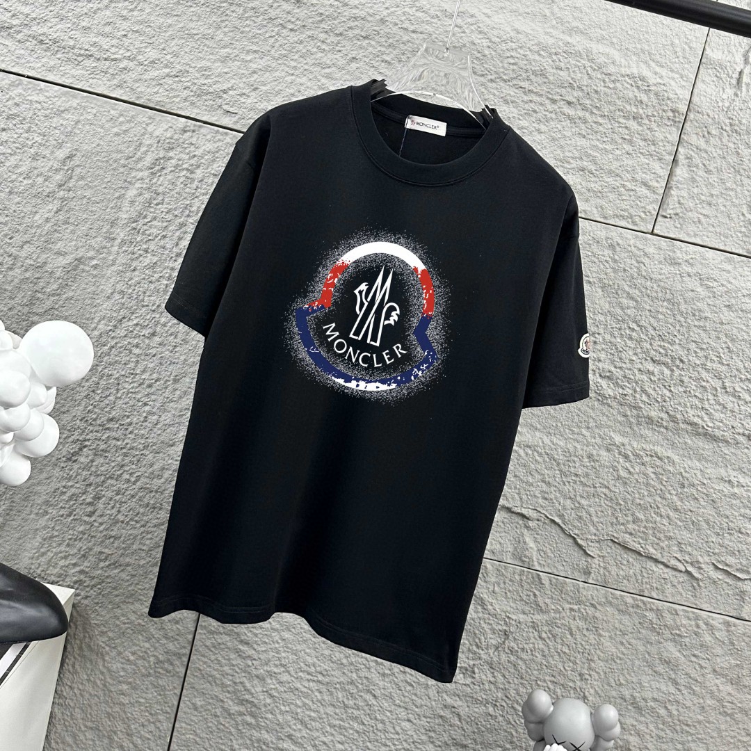 P75 Moncle* 蒙口*2026 春夏新款 经典图标字母烫画工艺 定制双纱平纹纯棉面料 短袖T恤 男女同款 颜色：黑色 白色 尺码： S （90-130斤） M （120-150斤） L （140-165斤） XL （160-180斤） XXL （180-210斤）