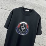 P75 Moncle* 蒙口*2026 春夏新款 经典图标字母烫画工艺 定制双纱平纹纯棉面料 短袖T恤 男女同款 颜色：黑色 白色 尺码： S （90-130斤） M （120-150斤） L （140-165斤） XL （160-180斤） XXL （180-210斤）