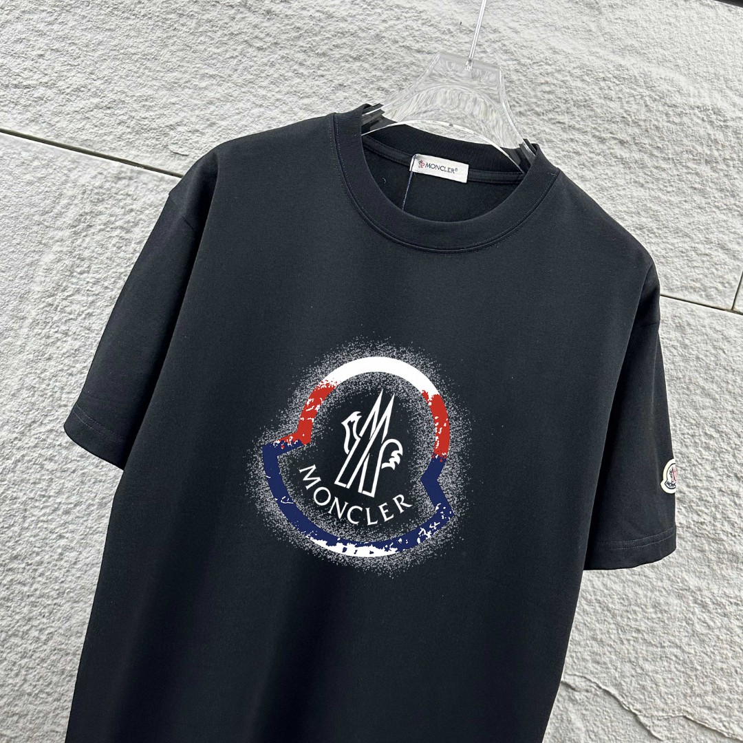 P75 Moncle* 蒙口*2026 春夏新款 经典图标字母烫画工艺 定制双纱平纹纯棉面料 短袖T恤 男女同款 颜色：黑色 白色 尺码： S （90-130斤） M （120-150斤） L （140-165斤） XL （160-180斤） XXL （180-210斤）