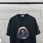 P75 Moncle* 蒙口*2026 春夏新款 经典图标字母烫画工艺 定制双纱平纹纯棉面料 短袖T恤 男女同款 颜色：黑色 白色 尺码： S （90-130斤） M （120-150斤） L （140-165斤） XL （160-180斤） XXL （180-210斤）