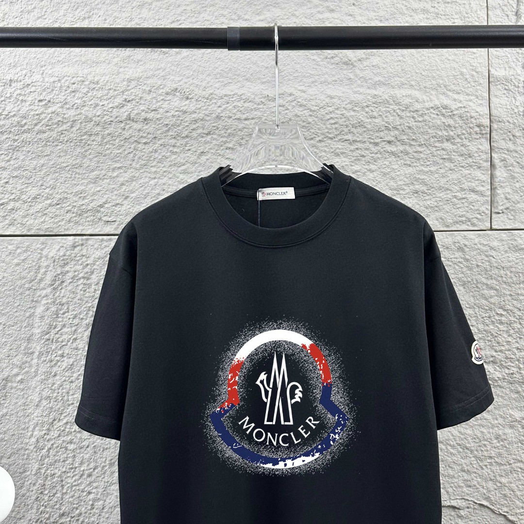 P75 Moncle* 蒙口*2026 春夏新款 经典图标字母烫画工艺 定制双纱平纹纯棉面料 短袖T恤 男女同款 颜色：黑色 白色 尺码： S （90-130斤） M （120-150斤） L （140-165斤） XL （160-180斤） XXL （180-210斤）
