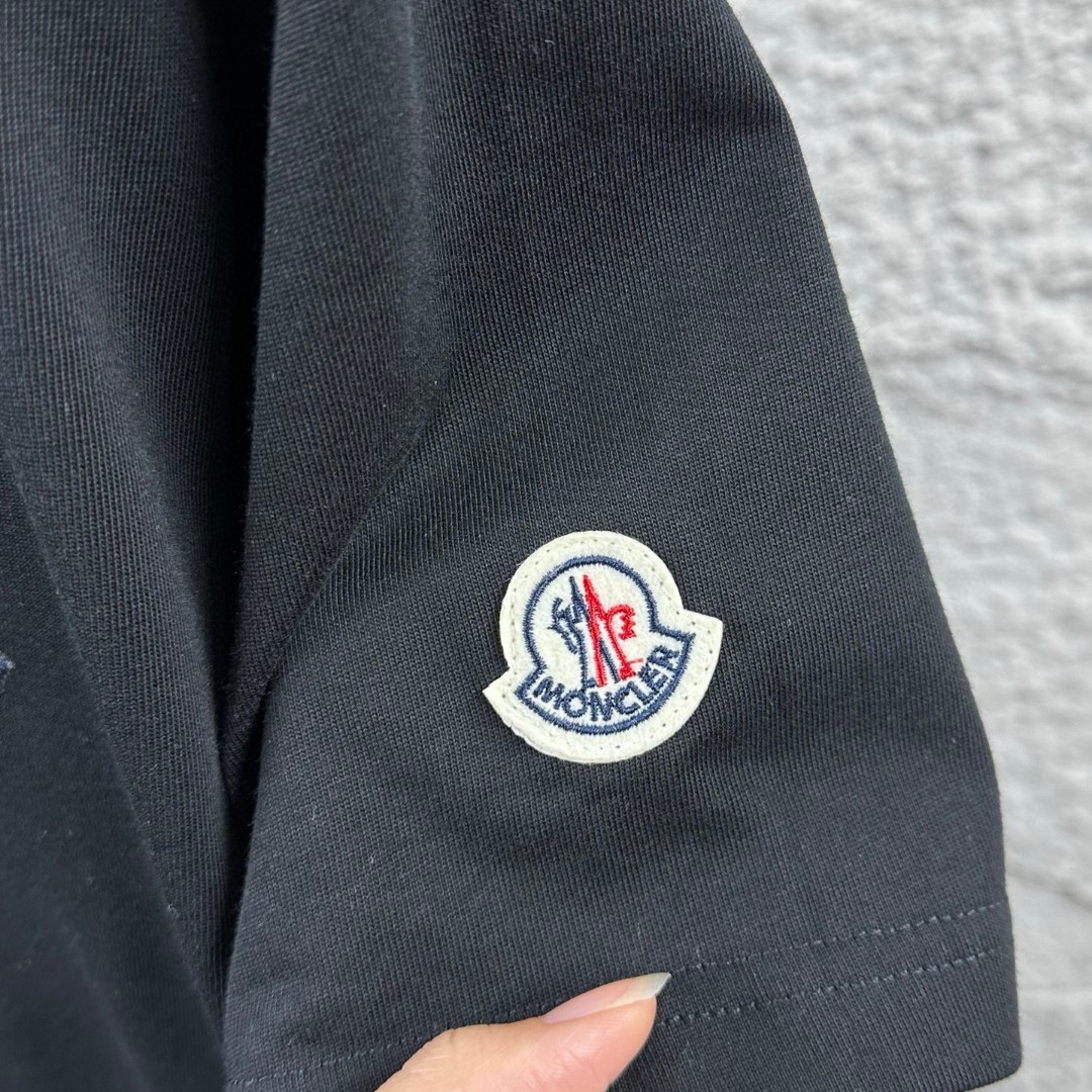 weigou_226671_8_3d760766ef P75 Moncle* 蒙口*2026 春夏新款 经典图标字母烫画工艺 定制双纱平纹纯棉面料 短袖T恤 男女同款 颜色:黑色 白色 尺码: S (90-130斤) M (120-150斤) L (140-165斤) XL (160-180斤) XXL (180-210斤)