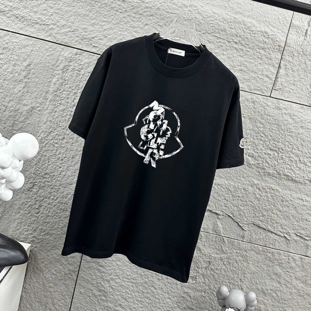 weigou_226686_1_fcb9a1225f P75 Moncle* 蒙口*2026 春夏新款 经典图标字母烫画工艺 定制双纱平纹纯棉面料 短袖T恤 男女同款 颜色:黑色 白色 尺码: S (90-130斤) M (120-150斤) L (140-165斤) XL (160-180斤) XXL (180-210斤)