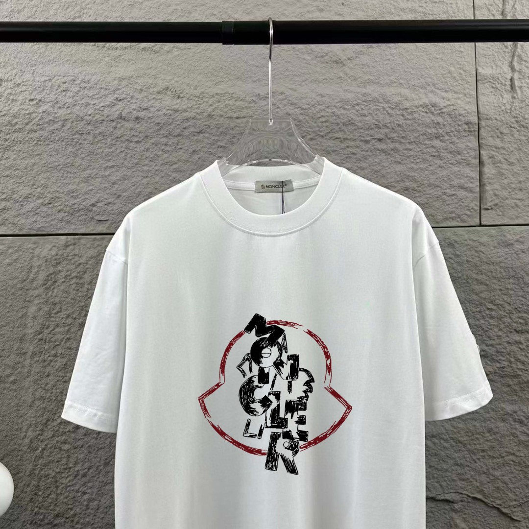 P75 Moncle* 蒙口*2026 春夏新款 经典图标字母烫画工艺 定制双纱平纹纯棉面料 短袖T恤 男女同款 颜色：黑色 白色 尺码： S （90-130斤） M （120-150斤） L （140-165斤） XL （160-180斤） XXL （180-210斤）