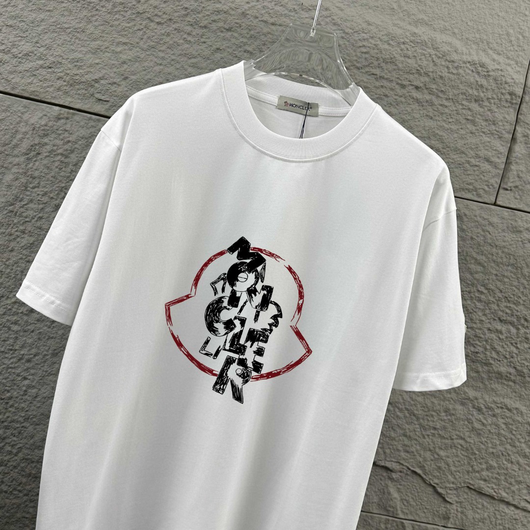 P75 Moncle* 蒙口*2026 春夏新款 经典图标字母烫画工艺 定制双纱平纹纯棉面料 短袖T恤 男女同款 颜色：黑色 白色 尺码： S （90-130斤） M （120-150斤） L （140-165斤） XL （160-180斤） XXL （180-210斤）