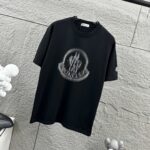 weigou_226716_1_491f4124c5 P75 Moncle* 蒙口*2026 春夏新款 经典图标字母烫画工艺 定制双纱平纹纯棉面料 短袖T恤 男女同款 颜色:黑色 白色 尺码: S (90-130斤) M (120-150斤) L (140-165斤) XL (160-180斤) XXL (180-210斤)