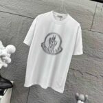P75 Moncle* 蒙口*2026 春夏新款 经典图标字母烫画工艺 定制双纱平纹纯棉面料 短袖T恤 男女同款 颜色：黑色 白色 尺码： S （90-130斤） M （120-150斤） L （140-165斤） XL （160-180斤） XXL （180-210斤）