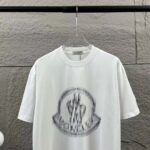 P75 Moncle* 蒙口*2026 春夏新款 经典图标字母烫画工艺 定制双纱平纹纯棉面料 短袖T恤 男女同款 颜色：黑色 白色 尺码： S （90-130斤） M （120-150斤） L （140-165斤） XL （160-180斤） XXL （180-210斤）