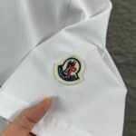 P75 Moncle* 蒙口*2026 春夏新款 经典图标字母烫画工艺 定制双纱平纹纯棉面料 短袖T恤 男女同款 颜色：黑色 白色 尺码： S （90-130斤） M （120-150斤） L （140-165斤） XL （160-180斤） XXL （180-210斤）