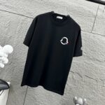P75 Moncle* 蒙口*2026 春夏新款 经典图标字母烫画工艺 定制双纱平纹纯棉面料 短袖T恤 男女同款 颜色：黑色 白色 尺码： S （90-130斤） M （120-150斤） L （140-165斤） XL （160-180斤） XXL （180-210斤）