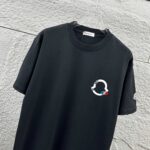 P75 Moncle* 蒙口*2026 春夏新款 经典图标字母烫画工艺 定制双纱平纹纯棉面料 短袖T恤 男女同款 颜色：黑色 白色 尺码： S （90-130斤） M （120-150斤） L （140-165斤） XL （160-180斤） XXL （180-210斤）