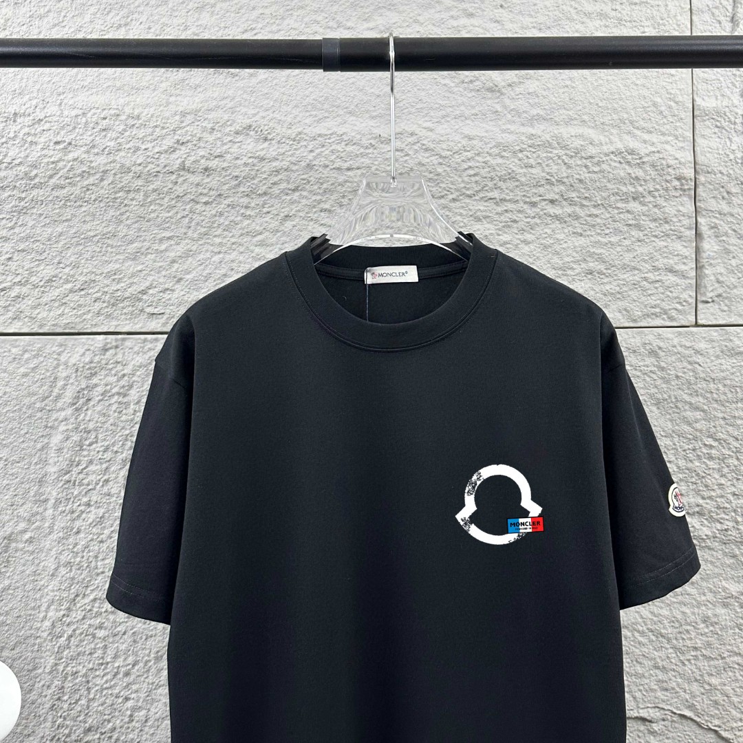 P75 Moncle* 蒙口*2026 春夏新款 经典图标字母烫画工艺 定制双纱平纹纯棉面料 短袖T恤 男女同款 颜色：黑色 白色 尺码： S （90-130斤） M （120-150斤） L （140-165斤） XL （160-180斤） XXL （180-210斤）