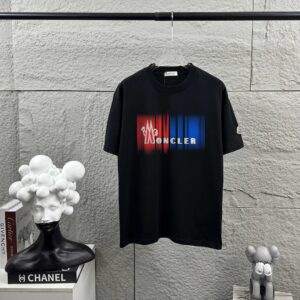 P75 Moncle* 蒙口*2026 春夏新款 经典图标字母烫画工艺 定制双纱平纹纯棉面料 短袖T恤 男女同款 颜色：黑色 白色 尺码： S （90-130斤） M （120-150斤） L （140-165斤） XL （160-180斤） XXL （180-210斤）