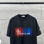 P75 Moncle* 蒙口*2026 春夏新款 经典图标字母烫画工艺 定制双纱平纹纯棉面料 短袖T恤 男女同款 颜色：黑色 白色 尺码： S （90-130斤） M （120-150斤） L （140-165斤） XL （160-180斤） XXL （180-210斤）