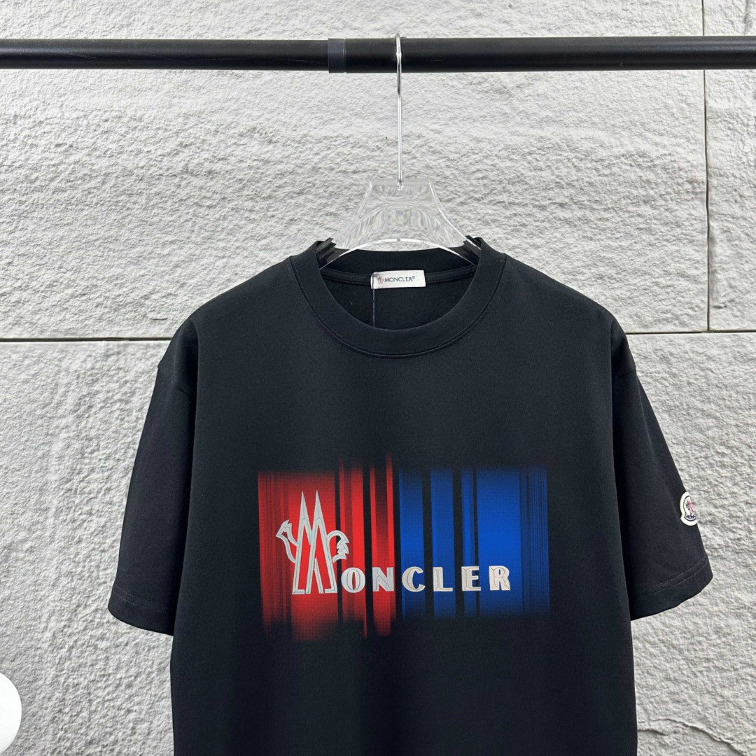 P75 Moncle* 蒙口*2026 春夏新款 经典图标字母烫画工艺 定制双纱平纹纯棉面料 短袖T恤 男女同款 颜色：黑色 白色 尺码： S （90-130斤） M （120-150斤） L （140-165斤） XL （160-180斤） XXL （180-210斤）