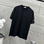P75 Moncle* 蒙口*2026 春夏新款 经典图标字母立体刺绣工艺 定制双纱平纹纯棉面料 短袖T恤 男女同款 颜色：黑色 白色 尺码： S （90-130斤） M （120-150斤） L （140-165斤） XL （160-180斤） XXL （180-210斤）