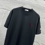P75 Moncle* 蒙口*2026 春夏新款 经典图标字母立体刺绣工艺 定制双纱平纹纯棉面料 短袖T恤 男女同款 颜色：黑色 白色 尺码： S （90-130斤） M （120-150斤） L （140-165斤） XL （160-180斤） XXL （180-210斤）