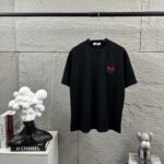P75 Moncle* 蒙口*2026 春夏新款 经典图标字母立体刺绣工艺 定制双纱平纹纯棉面料 短袖T恤 男女同款 颜色：黑色 白色 尺码： S （90-130斤） M （120-150斤） L （140-165斤） XL （160-180斤） XXL （180-210斤）