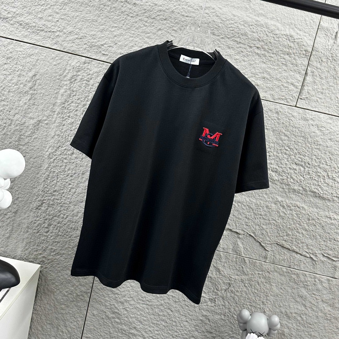 P75 Moncle* 蒙口*2026 春夏新款 经典图标字母立体刺绣工艺 定制双纱平纹纯棉面料 短袖T恤 男女同款 颜色：黑色 白色 尺码： S （90-130斤） M （120-150斤） L （140-165斤） XL （160-180斤） XXL （180-210斤）