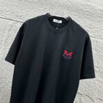 P75 Moncle* 蒙口*2026 春夏新款 经典图标字母立体刺绣工艺 定制双纱平纹纯棉面料 短袖T恤 男女同款 颜色：黑色 白色 尺码： S （90-130斤） M （120-150斤） L （140-165斤） XL （160-180斤） XXL （180-210斤）