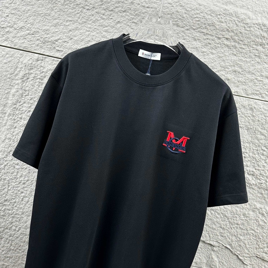 P75 Moncle* 蒙口*2026 春夏新款 经典图标字母立体刺绣工艺 定制双纱平纹纯棉面料 短袖T恤 男女同款 颜色：黑色 白色 尺码： S （90-130斤） M （120-150斤） L （140-165斤） XL （160-180斤） XXL （180-210斤）
