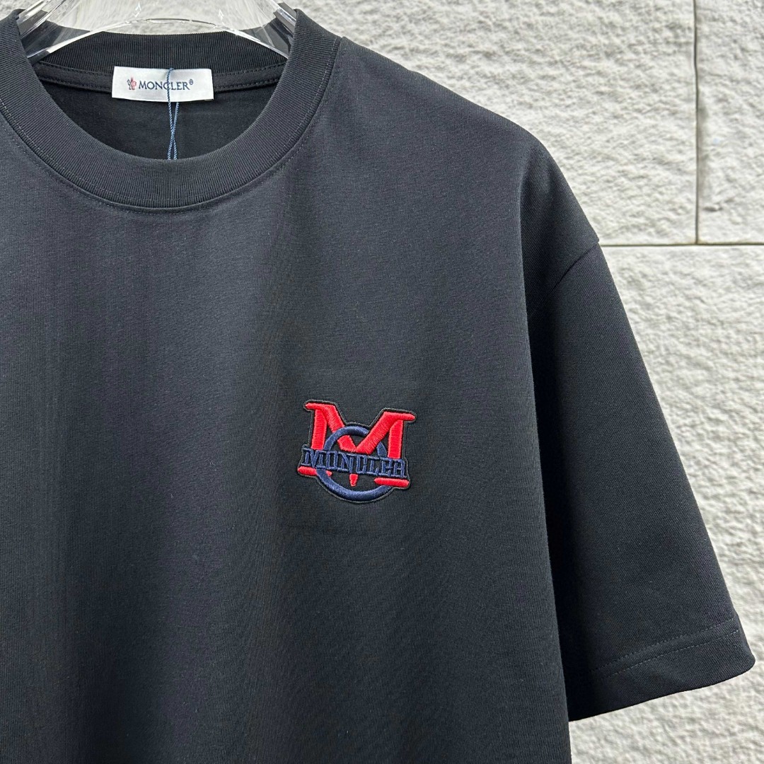 P75 Moncle* 蒙口*2026 春夏新款 经典图标字母立体刺绣工艺 定制双纱平纹纯棉面料 短袖T恤 男女同款 颜色：黑色 白色 尺码： S （90-130斤） M （120-150斤） L （140-165斤） XL （160-180斤） XXL （180-210斤）