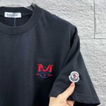 P75 Moncle* 蒙口*2026 春夏新款 经典图标字母立体刺绣工艺 定制双纱平纹纯棉面料 短袖T恤 男女同款 颜色：黑色 白色 尺码： S （90-130斤） M （120-150斤） L （140-165斤） XL （160-180斤） XXL （180-210斤）