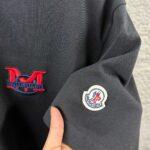 P75 Moncle* 蒙口*2026 春夏新款 经典图标字母立体刺绣工艺 定制双纱平纹纯棉面料 短袖T恤 男女同款 颜色：黑色 白色 尺码： S （90-130斤） M （120-150斤） L （140-165斤） XL （160-180斤） XXL （180-210斤）