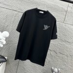 weigou_226876_1_5da316c1c5 P75 Moncle* 蒙口*2026 春夏新款 经典图标字母立体刺绣工艺 定制双纱平纹纯棉面料 短袖T恤 男女同款 颜色:黑色 白色 尺码: S (90-130斤) M (120-150斤) L (140-165斤) XL (160-180斤) XXL (180-210斤)