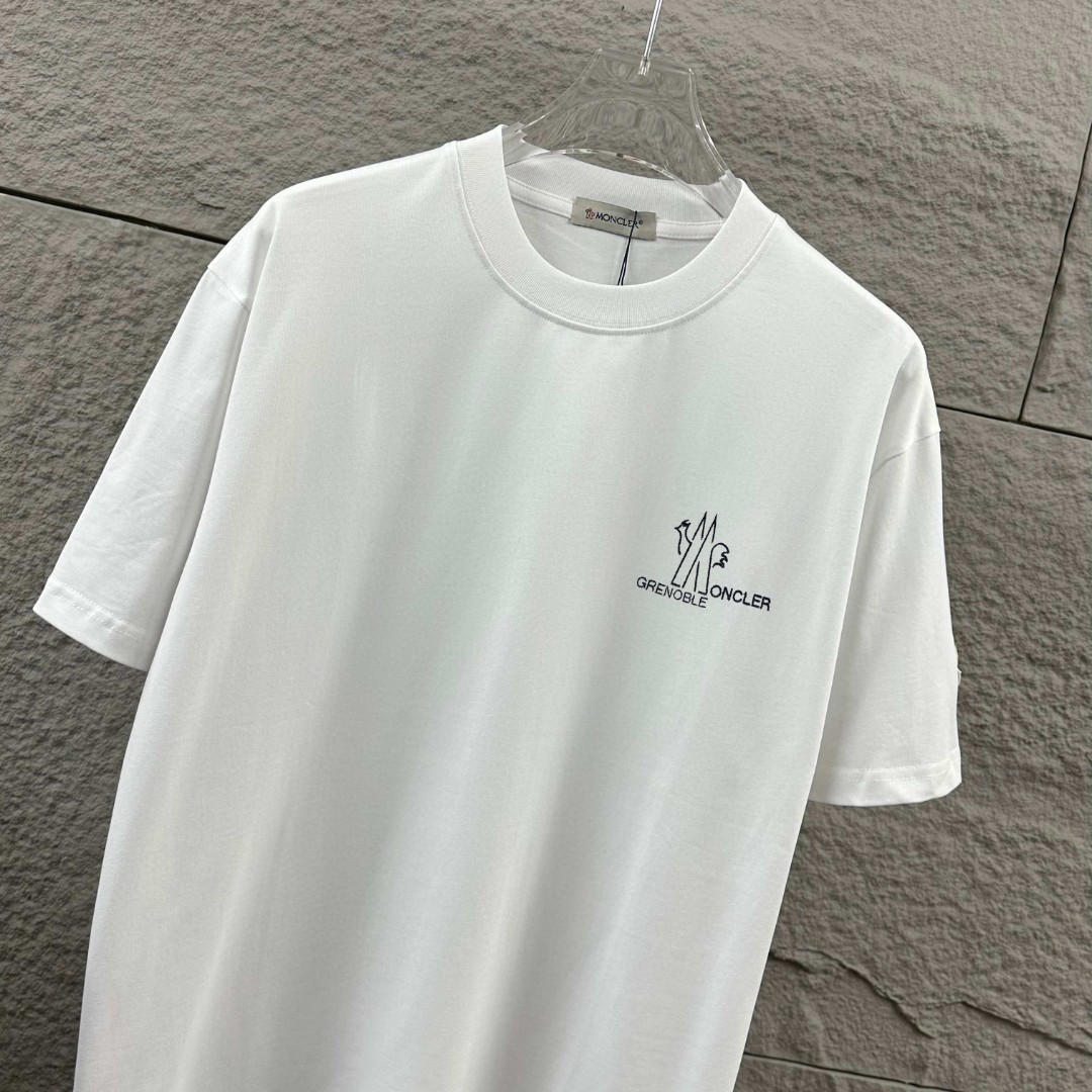 P75 Moncle* 蒙口*2026 春夏新款 经典图标字母立体刺绣工艺 定制双纱平纹纯棉面料 短袖T恤 男女同款 颜色：黑色 白色 尺码： S （90-130斤） M （120-150斤） L （140-165斤） XL （160-180斤） XXL （180-210斤）