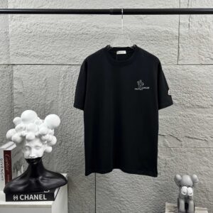 P75 Moncle* 蒙口*2026 春夏新款 经典图标字母立体刺绣工艺 定制双纱平纹纯棉面料 短袖T恤 男女同款 颜色：黑色 白色 尺码： S （90-130斤） M （120-150斤） L （140-165斤） XL （160-180斤） XXL （180-210斤）