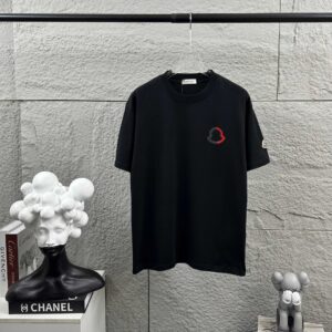 P75 Moncle* 蒙口*2026 春夏新款 经典图标字母立体刺绣工艺 定制双纱平纹纯棉面料 短袖T恤 男女同款 颜色：黑色 白色 尺码： S （90-130斤） M （120-150斤） L （140-165斤） XL （160-180斤） XXL （180-210斤）