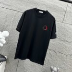 P75 Moncle* 蒙口*2026 春夏新款 经典图标字母立体刺绣工艺 定制双纱平纹纯棉面料 短袖T恤 男女同款 颜色：黑色 白色 尺码： S （90-130斤） M （120-150斤） L （140-165斤） XL （160-180斤） XXL （180-210斤）