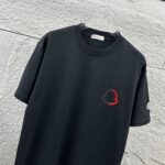 P75 Moncle* 蒙口*2026 春夏新款 经典图标字母立体刺绣工艺 定制双纱平纹纯棉面料 短袖T恤 男女同款 颜色：黑色 白色 尺码： S （90-130斤） M （120-150斤） L （140-165斤） XL （160-180斤） XXL （180-210斤）