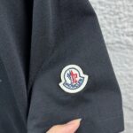 P75 Moncle* 蒙口*2026 春夏新款 经典图标字母立体刺绣工艺 定制双纱平纹纯棉面料 短袖T恤 男女同款 颜色：黑色 白色 尺码： S （90-130斤） M （120-150斤） L （140-165斤） XL （160-180斤） XXL （180-210斤）